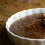 Κρεμ μπριλέ (crème brulée) με σοκολάτα και μέλι 