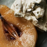 Ψητά κυδώνια με αλοιφή από μπλε τυρί 