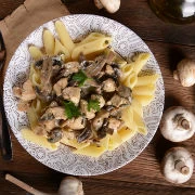 Γαλοπούλα με μανιτάρια και ζυμαρικά 