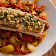 Τόνος στη σχάρα με σάλτσα από ντομάτα, μανιτάρια και κάπαρη 