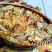 «Γκρατέν» γλυκοπατάτας με μπλε τυρί και καρύδια