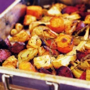 Γλυκοπατάτες στο φούρνο με παντζάρια, καρότα, σελινόριζες και αρωματικά βότανα