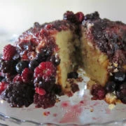 Κέικ με φρούτα του δάσους και φασκόμηλο