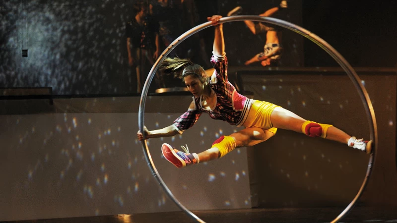 Cirque Eloize: Το «iD» του ξεσηκωτικού πολυθεάματος - εικόνα 4