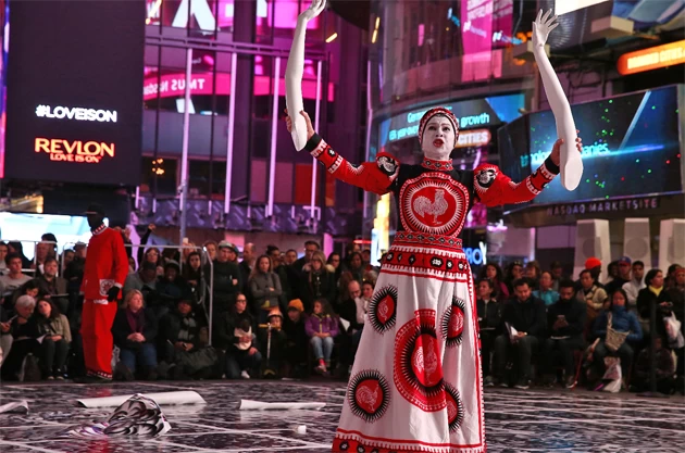 Robin Rhode Arnold Schnbergs Erwartung Times Square NY Performa15 Biennale November 2015 Photo Copyright Paula Court 