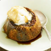 Πουτίγκα με φουντούκια, σος σοκολάτας και ξερά σύκα