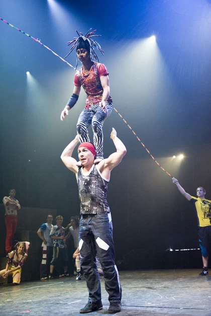 Το Cirque Eloize σε ασκήσεις εδάφους! - εικόνα 2
