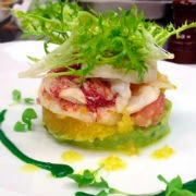 Σαλάτα με αστακό, μάνγκο, σπανάκι και αβοκάντο