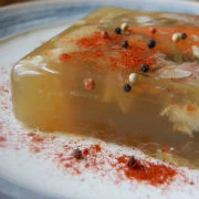 Πηχτή από γουρουνοκεφαλή και ποδαράκια