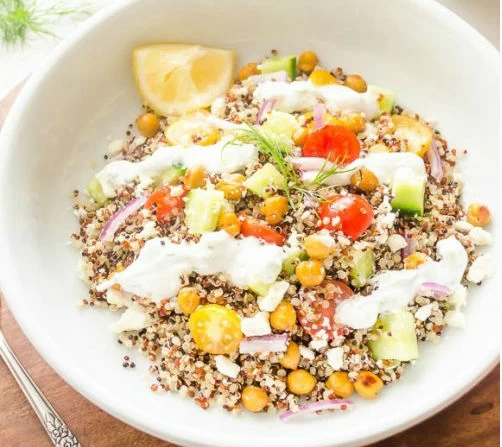 Χοιρινό με κινόα, ρεβίθια και γιαούρτι