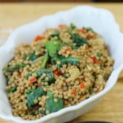 Κους κους με καβουρμά, σπανάκι, κουκουνάρι και σταφίδες 