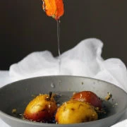 Αχλάδια με γλάσο από χαμομήλι