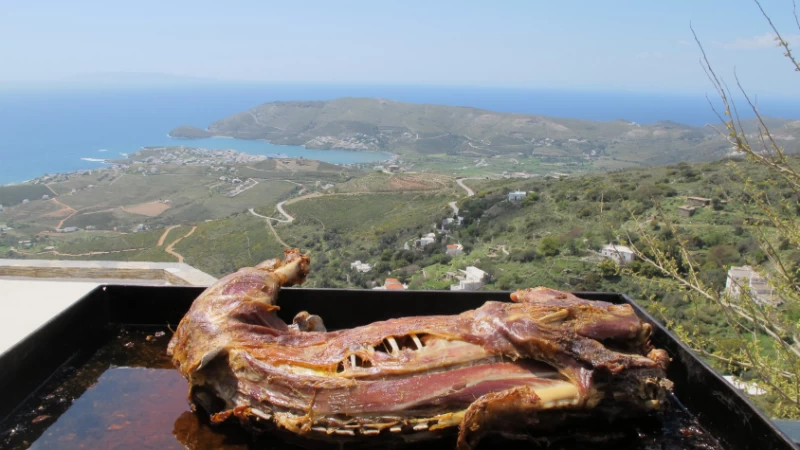 Αρνάκι αιγαιοπελαγίτικο και κεκλεισμένων θυρών