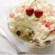 Trifle με φρέσκα κεράσια, μαρέγκα και σιρόπι σοκολάτας