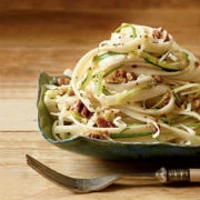 Φετουτσίνε Alfredo με ωμό κολοκυθάκι και καρύδια