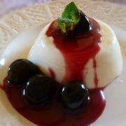 Πανακότα αρωματισμένη με αστεροειδή γλυκάνισο και σάλτσα από φρέσκα κεράσια 