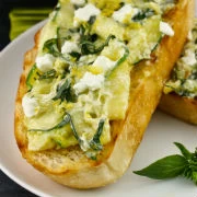 Κολοκυθάκια με καρύδια, κατίκι και βασιλικό 