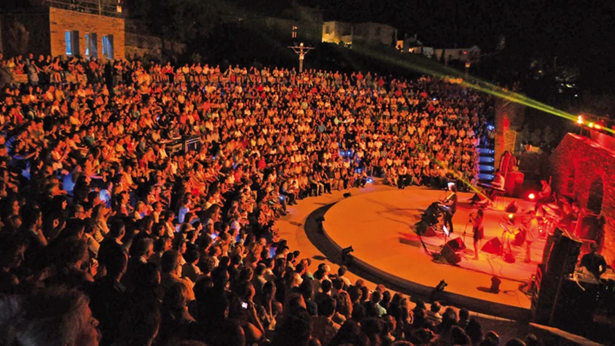 Το νέο ανοιχτό θέατρο στη Χώρα που φιλοξενεί το  Διεθνές Φεστιβάλ Άνδρου 