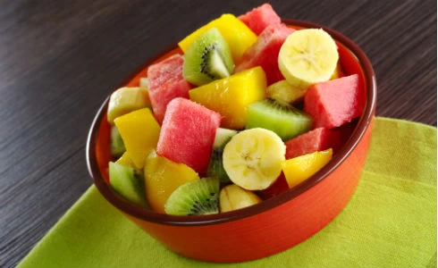 Οι πολύχρωμες καλοκαιρινές φρουτοσαλάτες