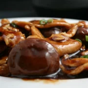 Κοτόπουλο κινέζικο με μανιτάρια στη λαδόκολλα 