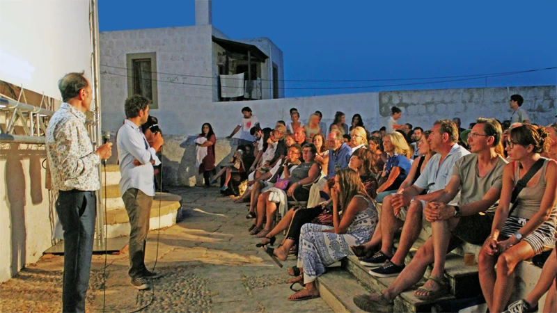 Σοφιστικέ χαλάρωση και σινεμά κάτω από τ’ αστέρια στην Πάτμο - εικόνα 3