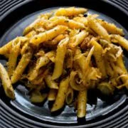 Πέννες με φρέσκο γαύρο, καραμελωμένα κρεμμύδια και θυμάρι 