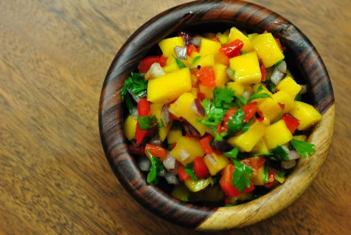 Σαλάτα με ψητές πιπεριές, νεκταρίνια, μάνγκο και μπαχαρικά
