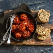 Μπιφτέκια από ταραμά με κανελάτη σάλτσα ντομάτας