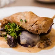 Κουνέλι με δαμάσκηνα και φουντούκια 