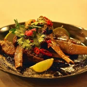 Παϊδάκια αρνίσια με δαμάσκηνα και κρασί Πόρτο