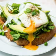 Αβγά ποσέ σε κρέμα γάλακτος