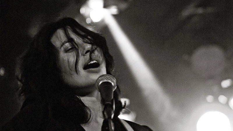 Michelle Gurevich: Σύγχρονη μελοδραματική pop στο "Fuzz” - εικόνα 1