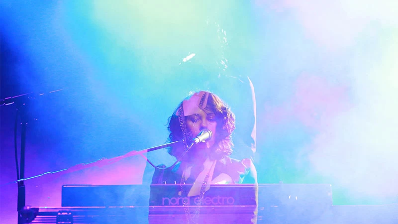 Michelle Gurevich: Σύγχρονη μελοδραματική pop στο "Fuzz” - εικόνα 2