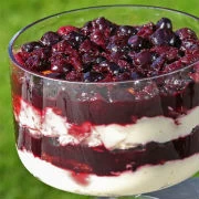 Ατομικά τράιφλ με βύσσινο, σοκολάτα και κρέμα μασκαρπόνε