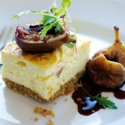 Ατομικά τσιζ κέικ με σύκα σε ρούμι και μπαχαρικά 