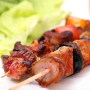 Σουβλάκια με αρνί και δαμάσκηνα, γλασαρισμένα με Μαυροδάφνη