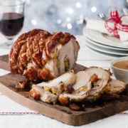 Χοιρινό ρολό με ξερά σύκα, γκοργκοντζόλα και φασκόμηλο