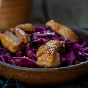 Ζεστή σαλάτα με πάπια και κόκκινο λάχανο