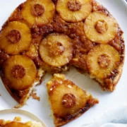 Κέικ upside down με ανανά και φουντούκια