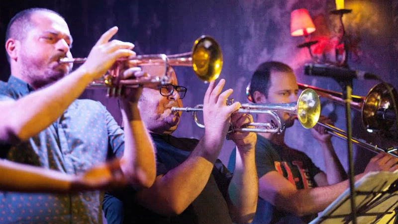«Μama Roux» σε ρυθμό Mardis Gras - εικόνα 1