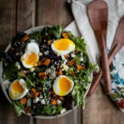 Σαλάτα με κινόα, γλυκοπατάτες, σπανάκι, γκοργκοντζόλα και αβγά