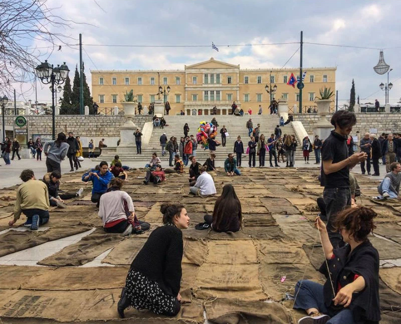 Τι ράβουν και ξεράβουν στο Σύνταγμα; - εικόνα 1