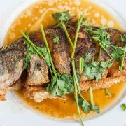 Λαβράκι ψητό με σάλτσα πορτοκάλι