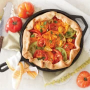 Πίτα στο τηγάνι με λιαστή ντομάτα, φέτα και ελιές