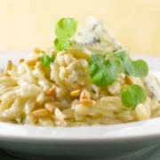 Κριθαρότο με αρωματικά βότανα και γκοργκοντζόλα