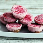 Vegan μίνι τσιζ κέικ με κουλί φράουλας