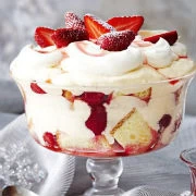 Τράιφλ με μπαγιάτικο τσουρέκι, κρέμα και φράουλες