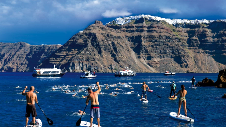 To Santorini Experience ξετυλίγεται στο ηφαιστειακό σκηνικό της Σαντορίνης