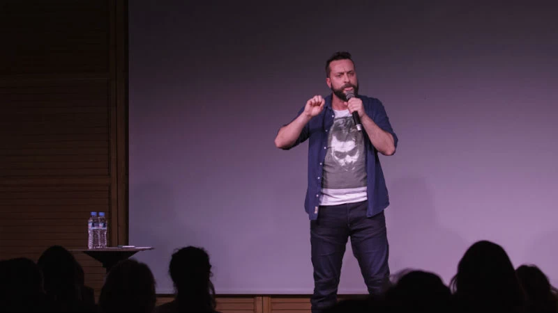 Ο Ζήσης Ρούμπος μιλά για το stand up με… «Πόζα μηδέν» - εικόνα 4