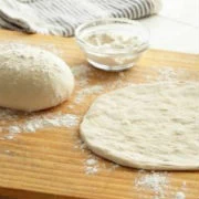 Ζύμη για πίτσα με αλεύρι και γιαούρτι